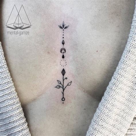 tatuajes en el medio de los senos|Significado del tatuaje en medio de los senos